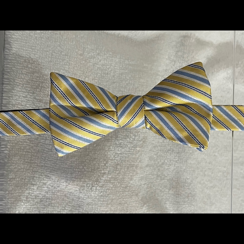 New condition mens Saddlebred bow tie. Pre-tied & adjustable length.